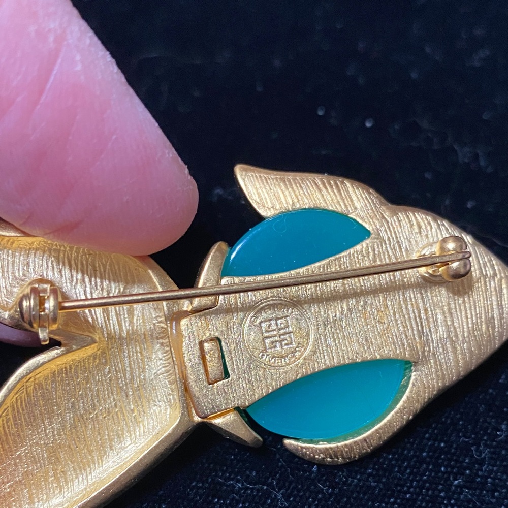 Givenchy vintage Matt gold tone with faux jade belly and eye brooch - Picture 3 of 16
